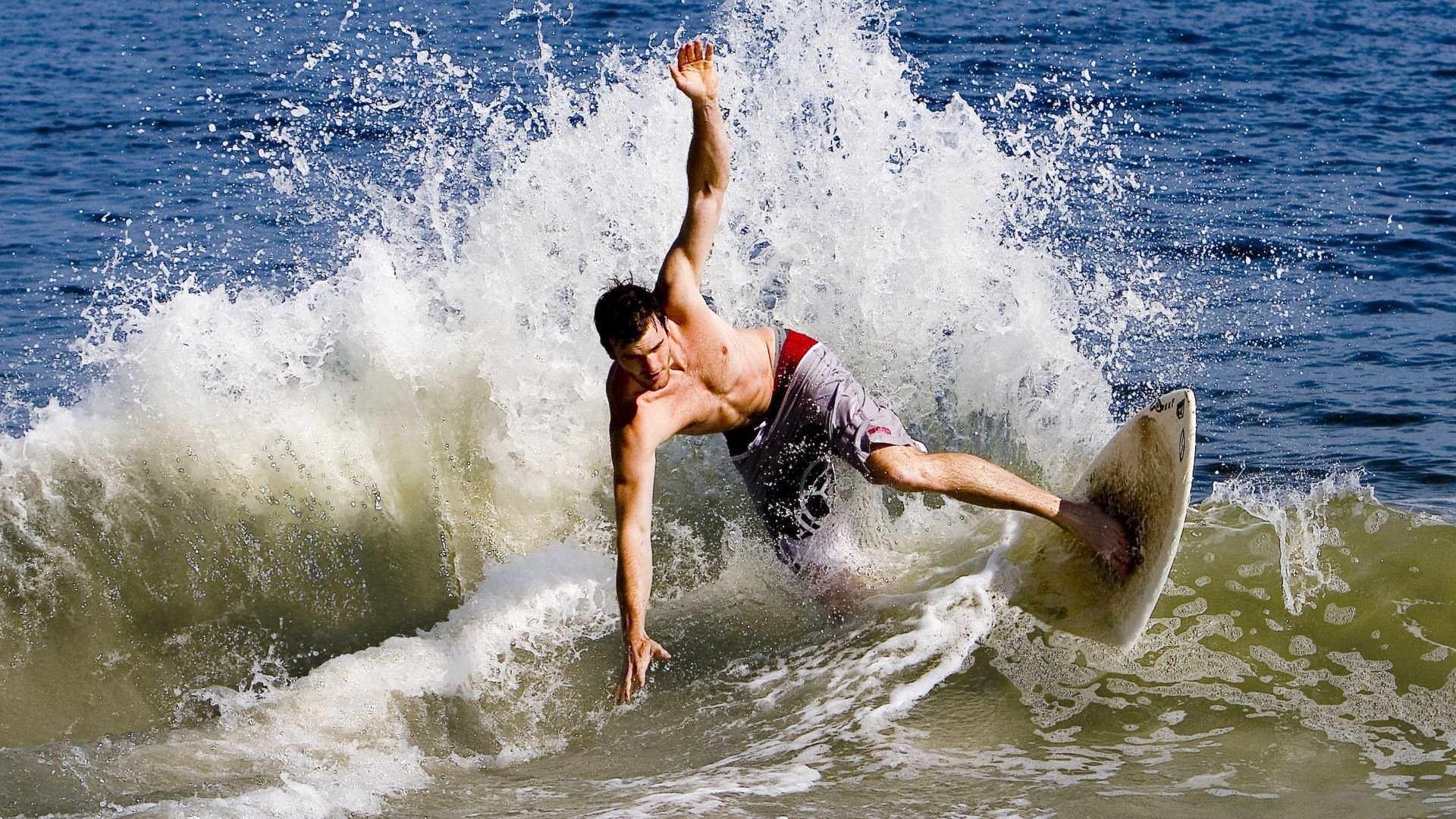 巴萨在欧洲超级杯中击败对手,夺得第六座欧洲超级杯奖杯,欧洲冠军联赛巴萨