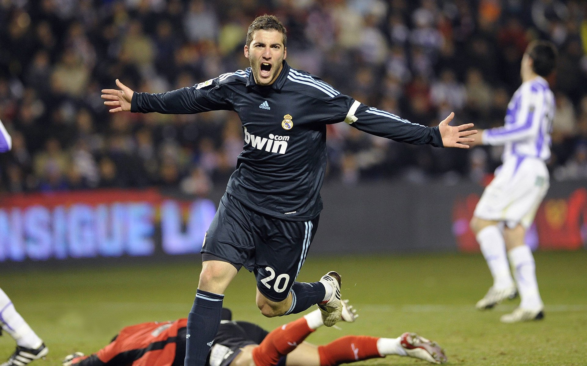 意甲：米兰双雄持稳追冠，积分领先中等队伍，在意甲中被称为米兰双雄的是哪几支球队