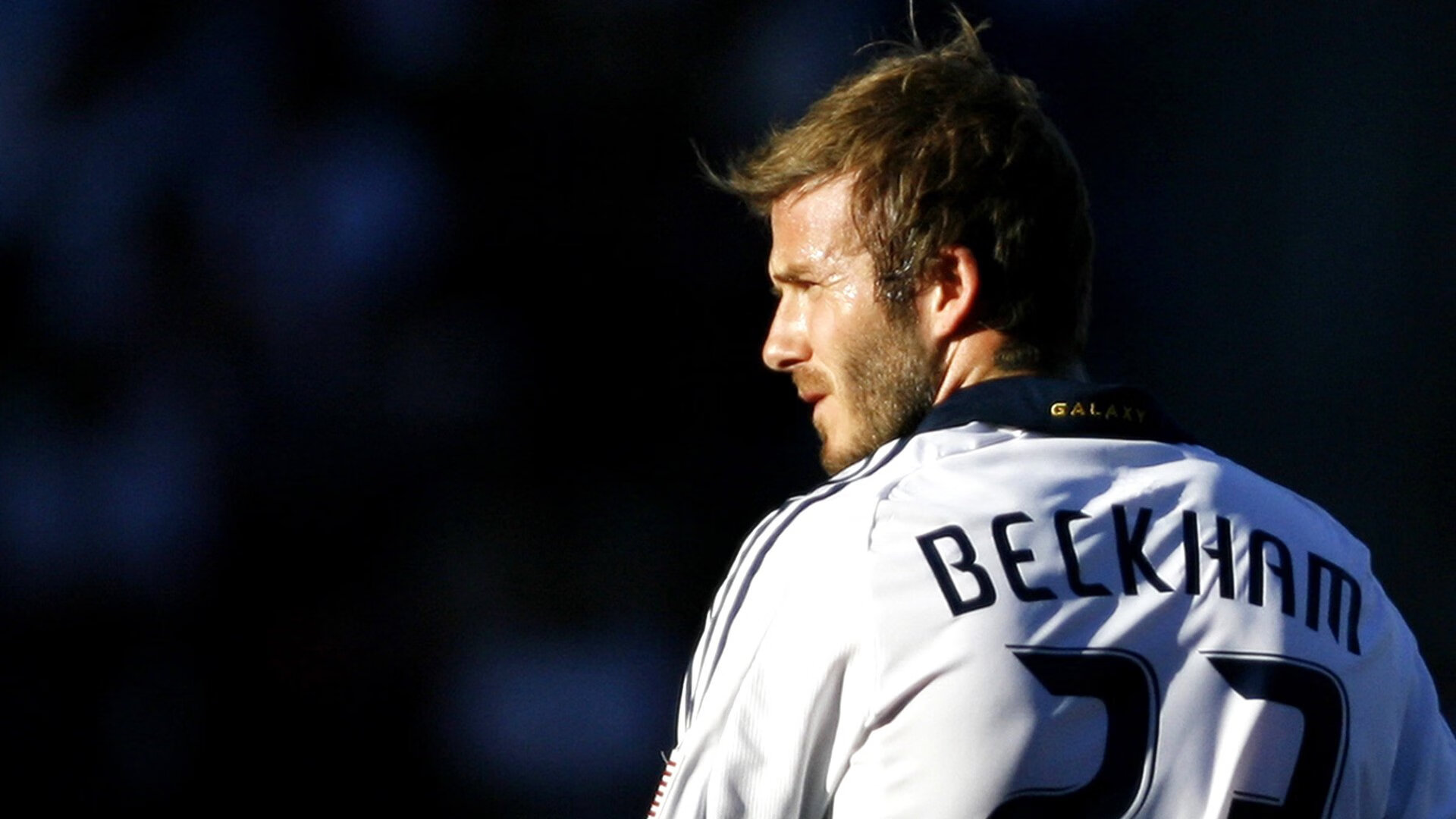 瑞士球员用滑雪动作过人，解说员笑出声，瑞士滑雪的基本概况